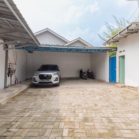 Reddoorz At Jalan Otista Karawang Hotel Exterior photo