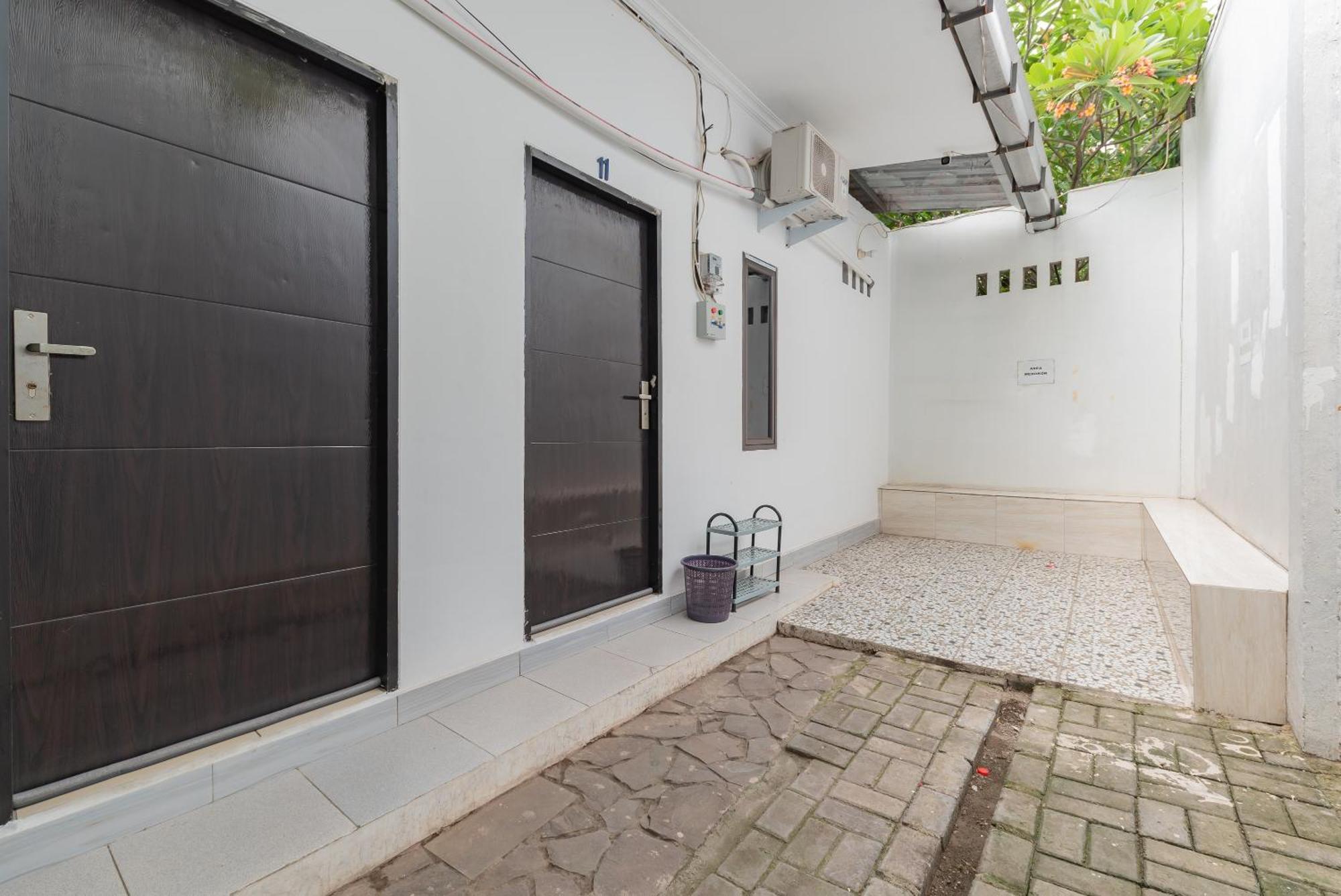 Reddoorz At Jalan Otista Karawang Hotel Exterior photo