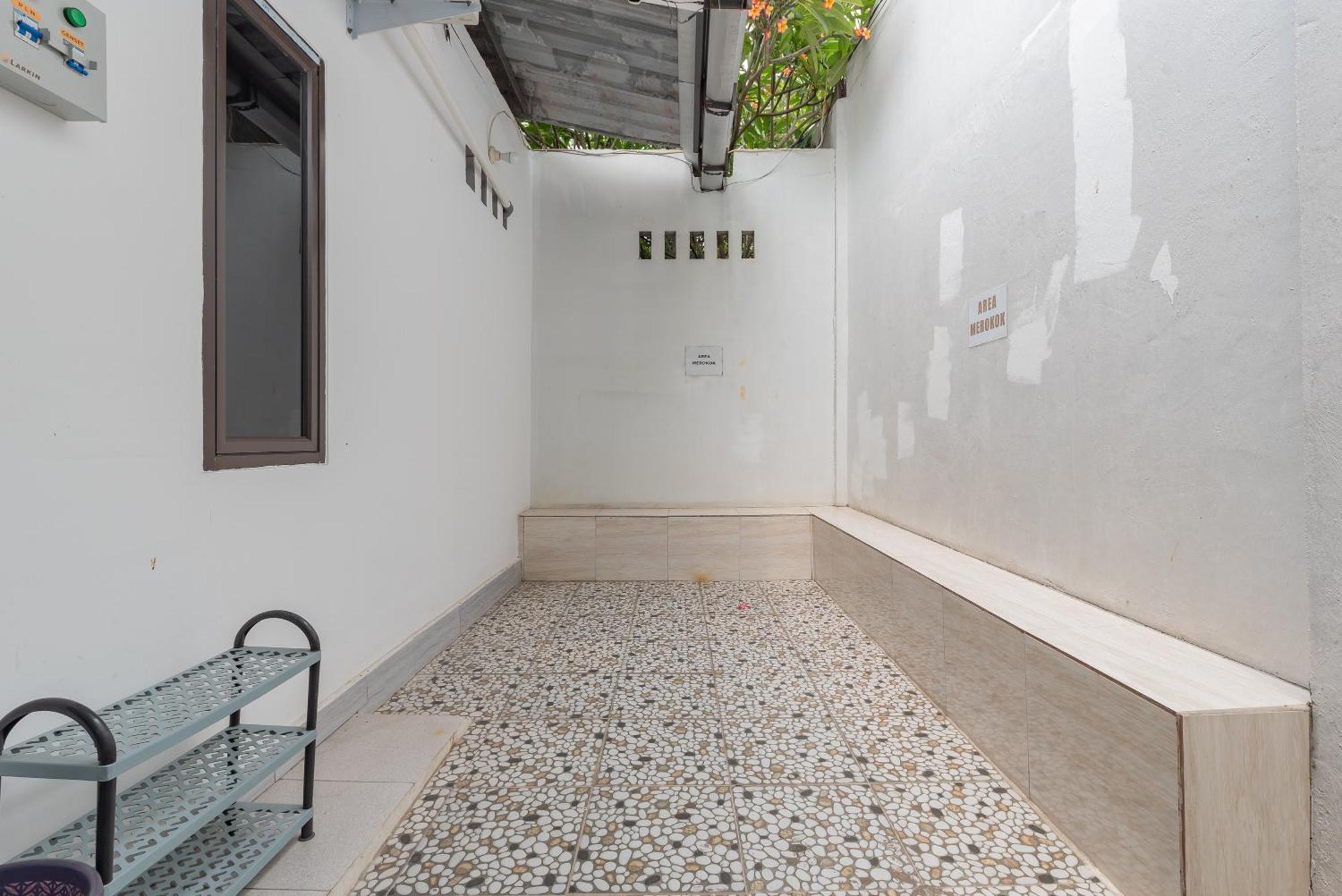Reddoorz At Jalan Otista Karawang Hotel Exterior photo