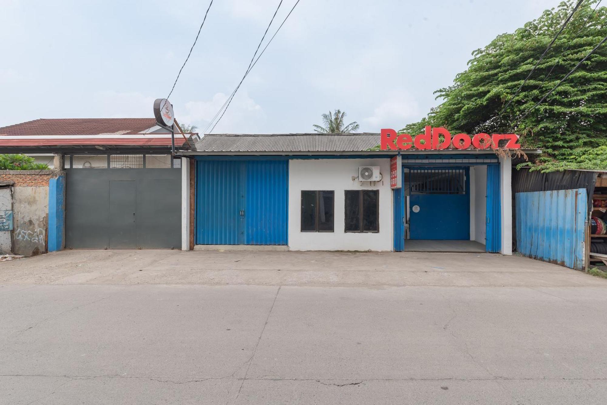 Reddoorz At Jalan Otista Karawang Hotel Exterior photo