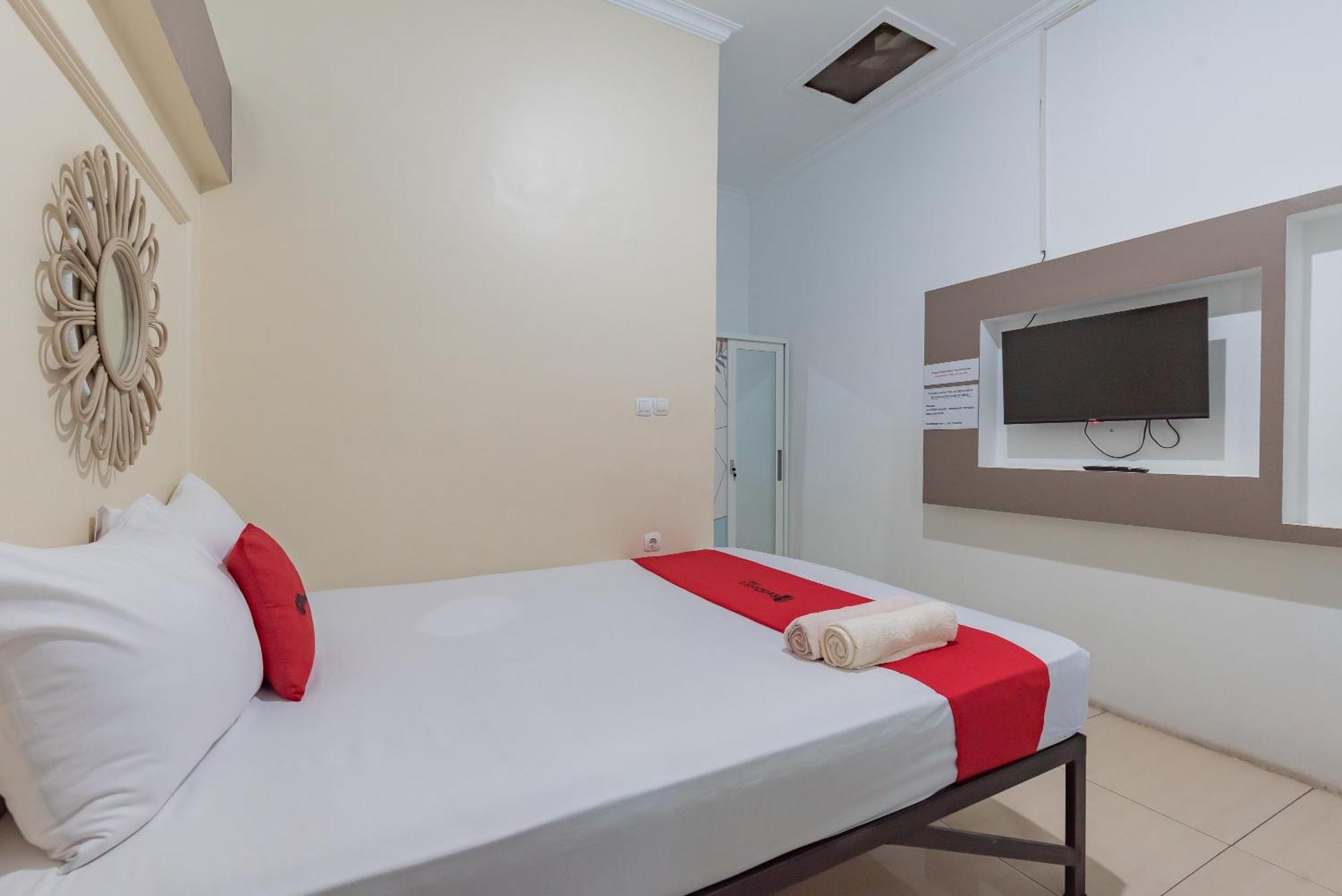 Reddoorz At Jalan Otista Karawang Hotel Exterior photo