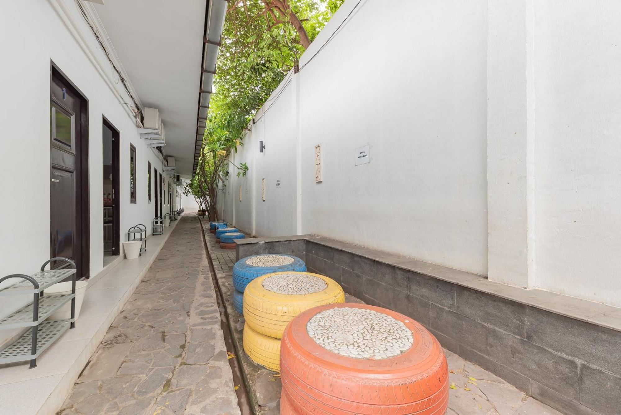 Reddoorz At Jalan Otista Karawang Hotel Exterior photo
