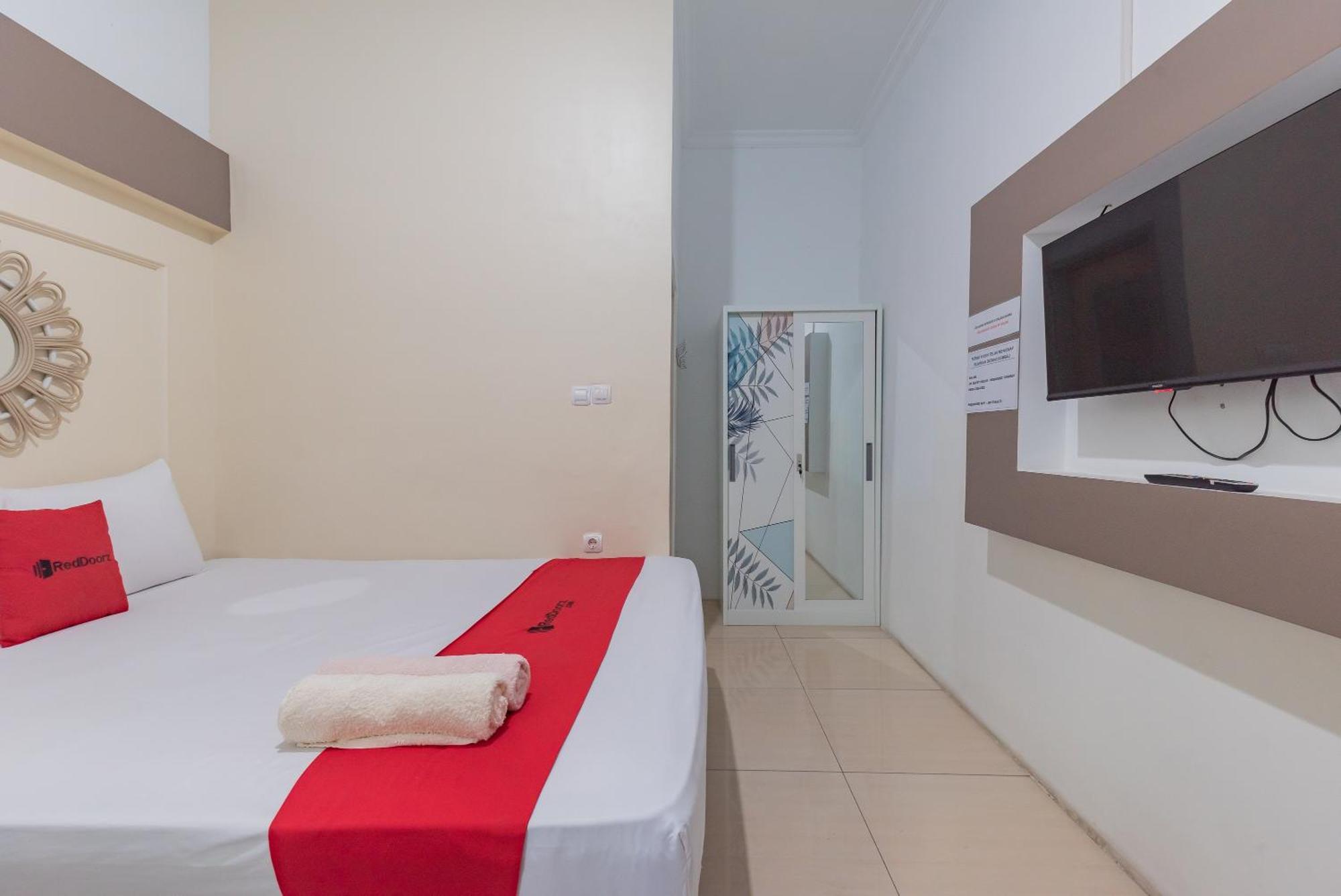 Reddoorz At Jalan Otista Karawang Hotel Exterior photo