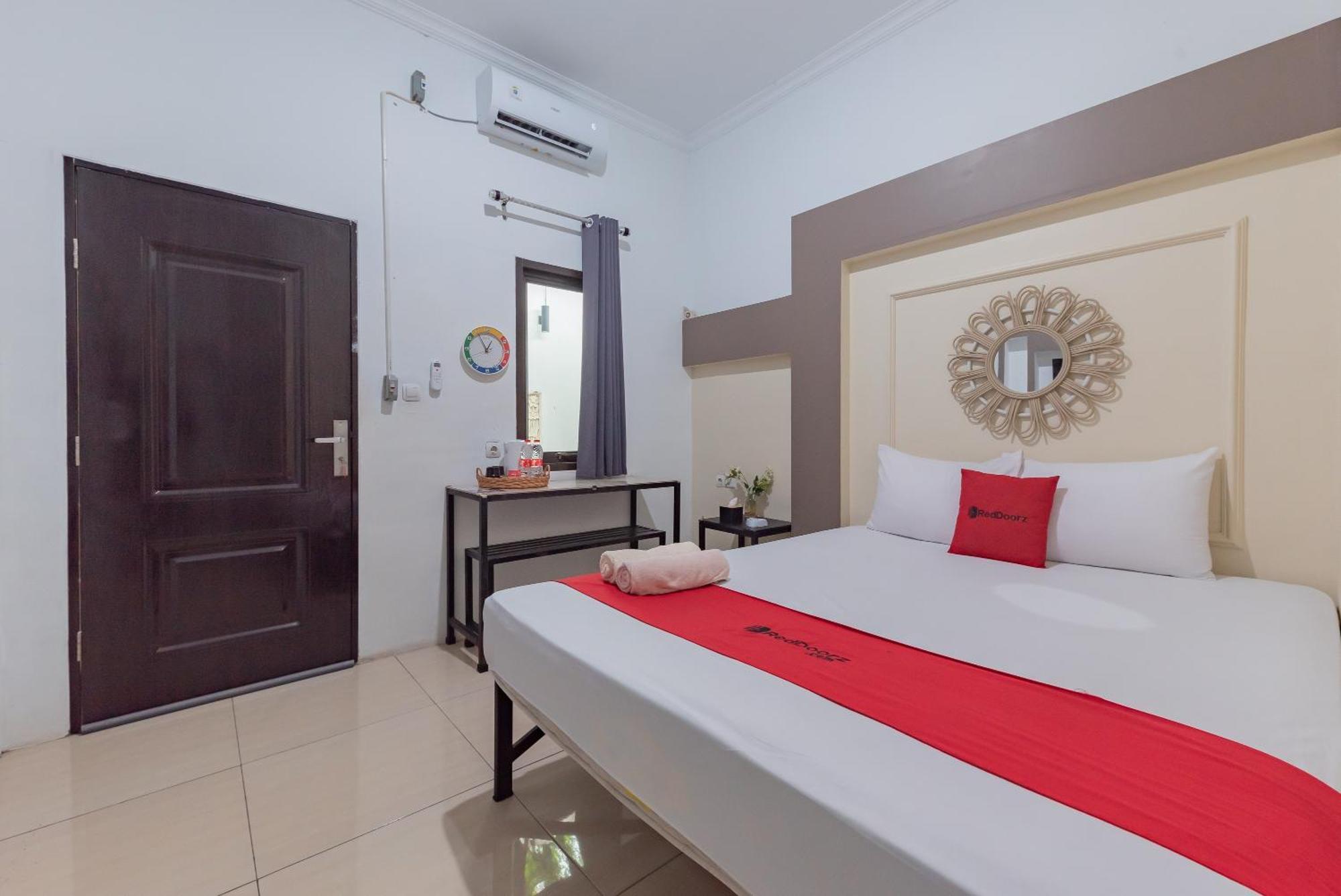 Reddoorz At Jalan Otista Karawang Hotel Exterior photo