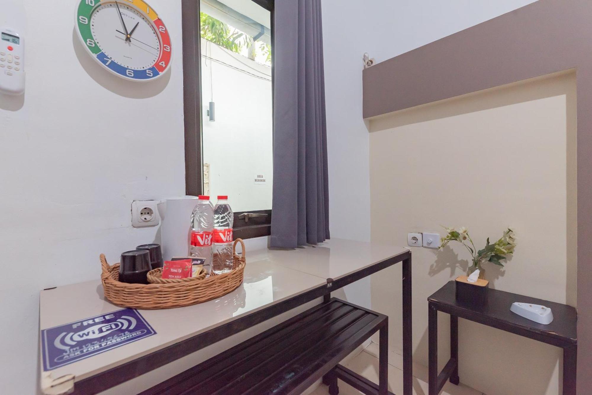 Reddoorz At Jalan Otista Karawang Hotel Exterior photo