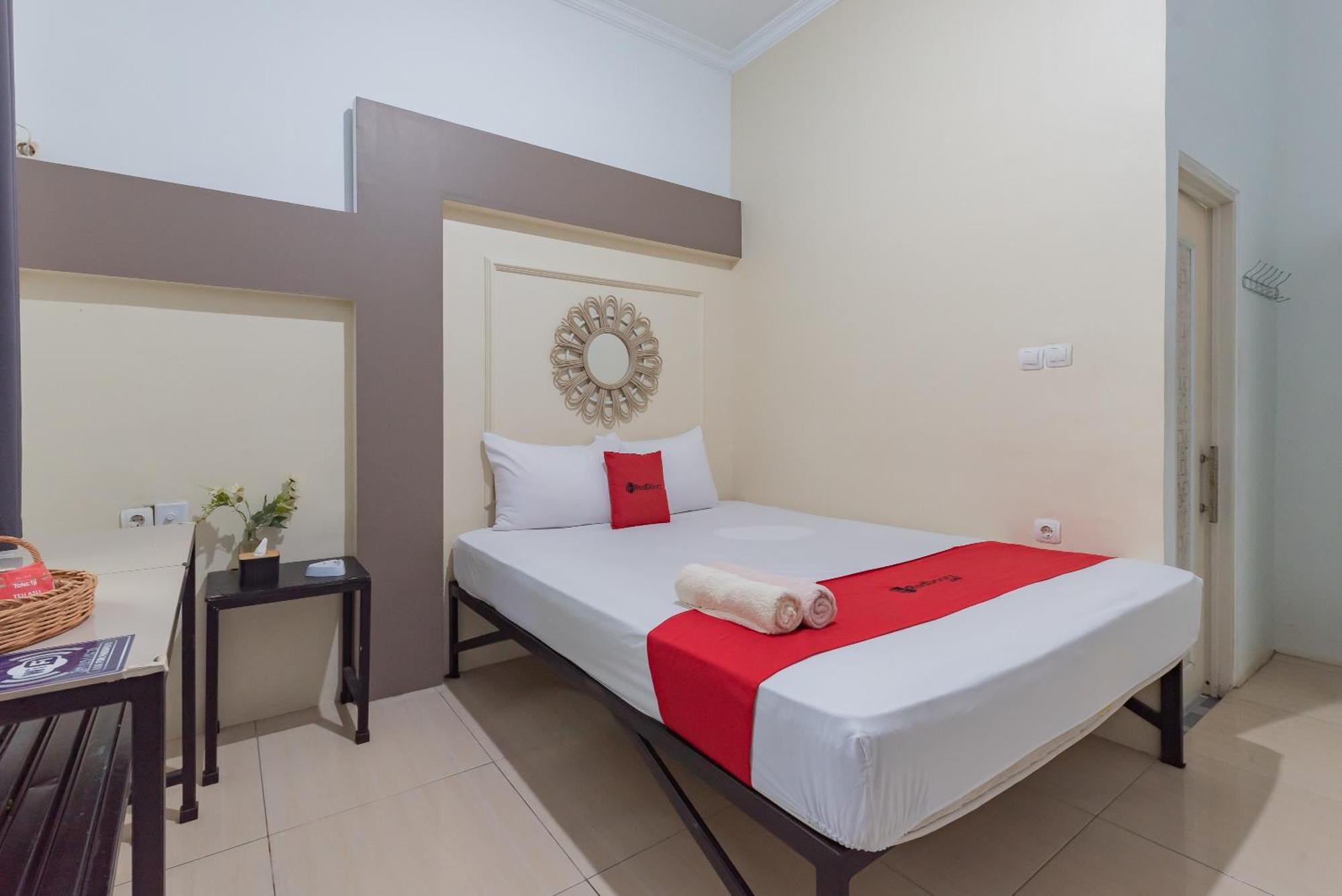 Reddoorz At Jalan Otista Karawang Hotel Exterior photo
