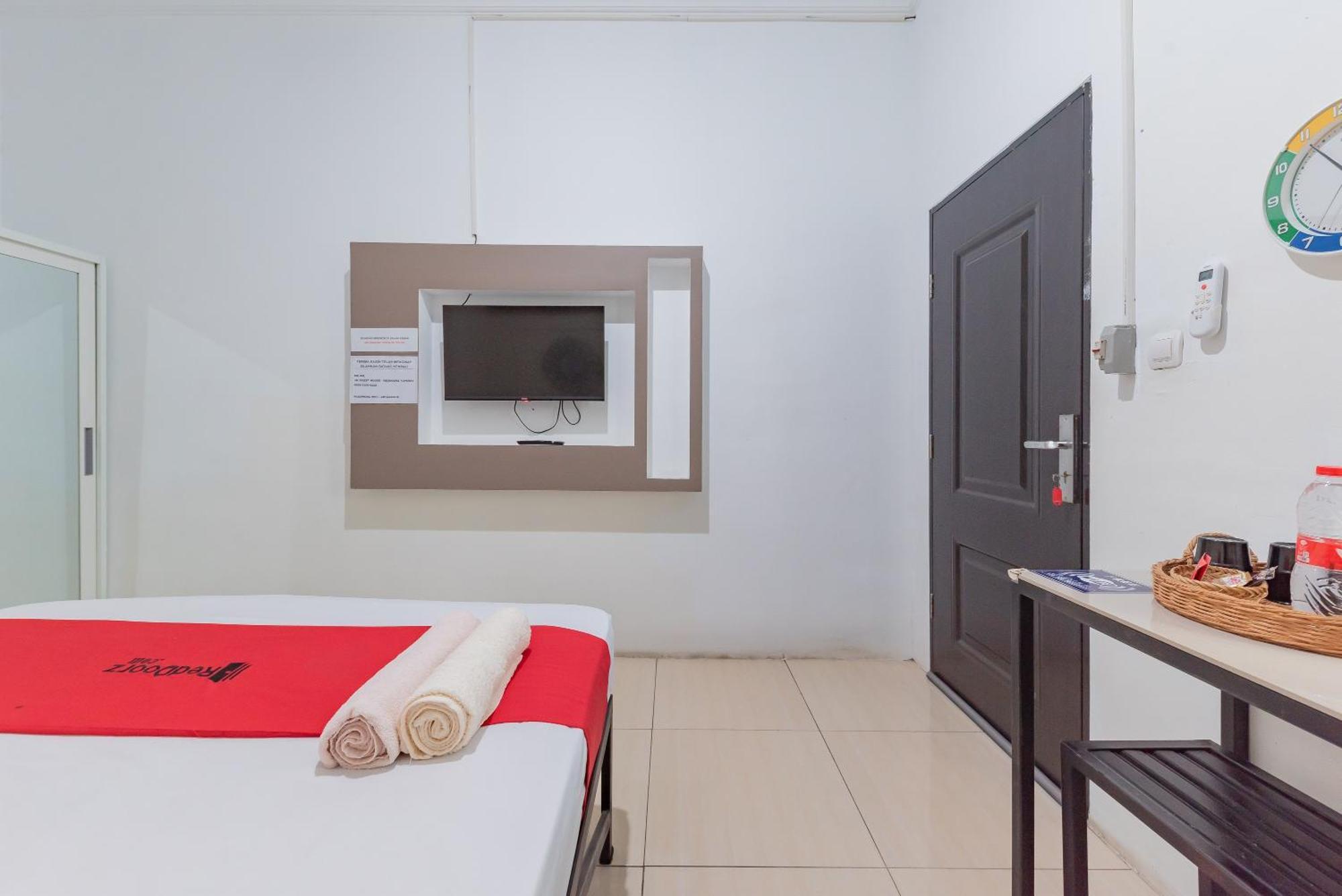 Reddoorz At Jalan Otista Karawang Hotel Exterior photo